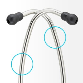 Archetto biauricolare in alluminio lucido di uno stetoscopio 3M Littmann con le due aste che si incrociano simmetricamente e olivette nere alle estremità.