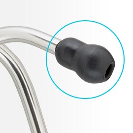 Primo piano di un'olivetta morbida conformabile nera sull'archetto biauricolare di uno stetoscopio 3M Littmann.