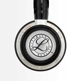 Primo piano che mostra la membrana del lato pediatrico di uno stetoscopio 3M Littmann Cardiology III con il sigillo Littmann